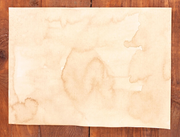 Vieux papier sur table en bois