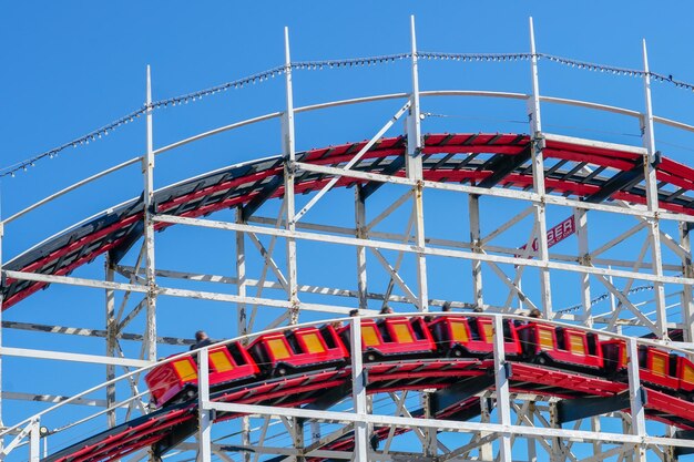 Vieux parc d'attractions de montagnes russes en bois