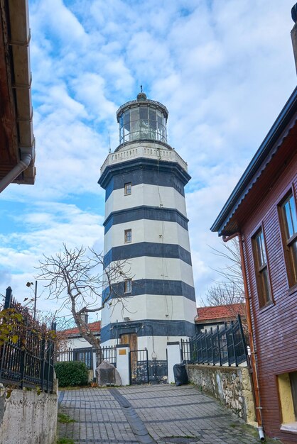 Vieux phare par temps nuageux.