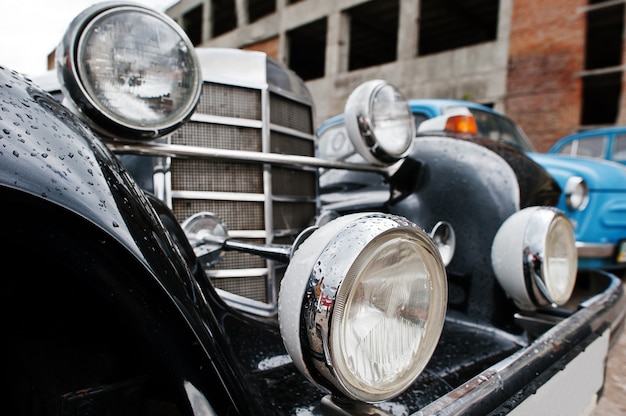 Vieux phare de voiture vintage se bouchent.