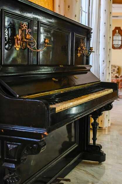 Vieux piano en bois d'une salle de danse