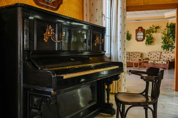 Vieux piano en bois d'une salle de danse
