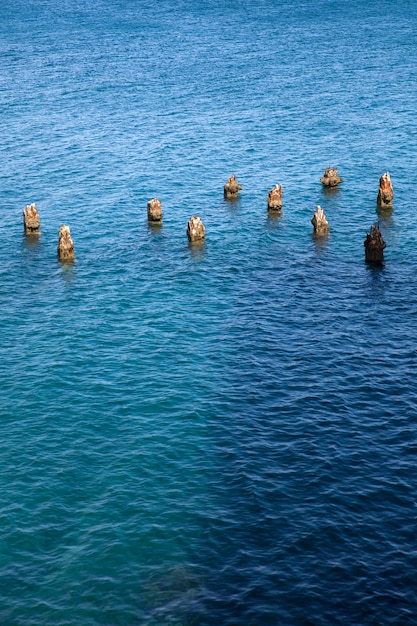 Vieux piliers en bois dans la mer