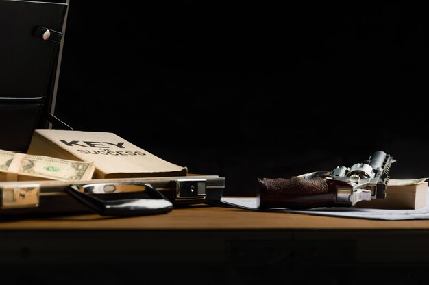 Le vieux pistolet court sur la table en bois.