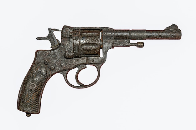 Vieux pistolet rouillé, arme de la seconde guerre mondiale, isoler.