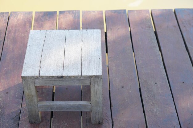 Vieux plancher en bois pour s'asseoir au bord de la piscine