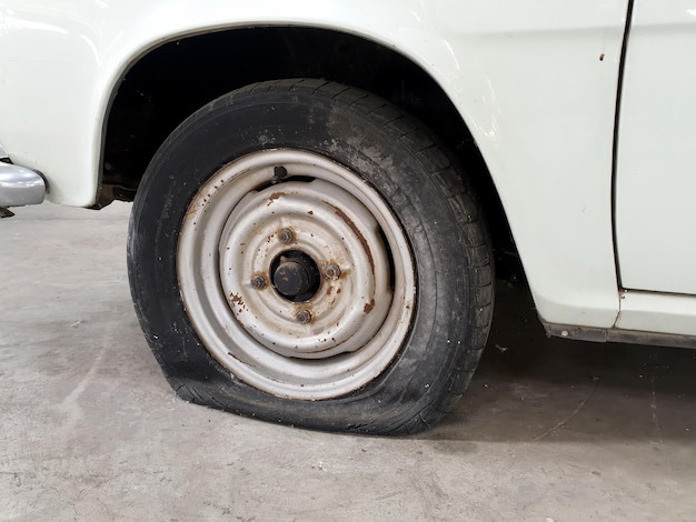 Vieux pneu crevé de la voiture d'époque