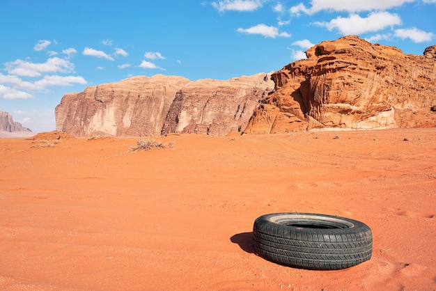 Vieux pneu jeté dans le désert de Wadi Rum, concept de pollution de la nature