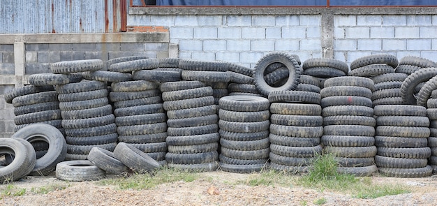 Vieux pneus usagés empilés avec des piles hautes