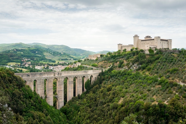 Photo le vieux pont de l'aqueduc ponte delle torri