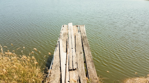 Vieux pont de bois au bord de l'étang