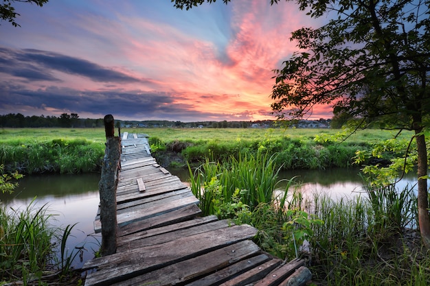 Vieux pont de bois sur la rivière