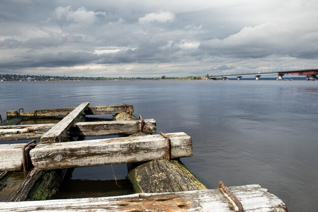 vieux pont de bois sur la rivière