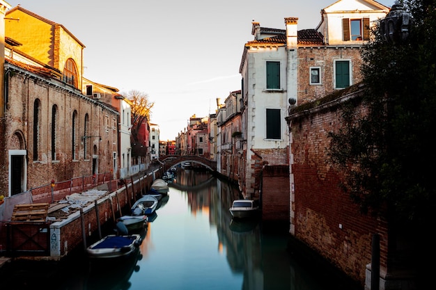 Le vieux pont en briques rouges sur le canal typique de Venise