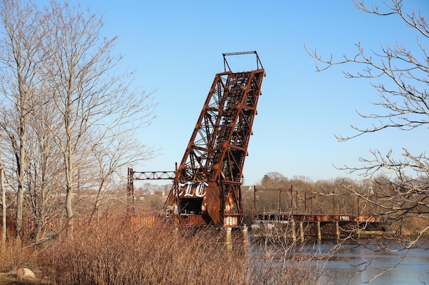 Vieux pont de chemin de fer sur la rivière