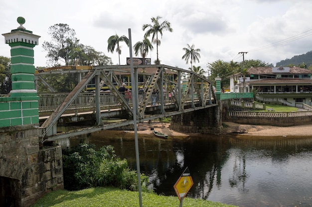 Vieux pont construit sur la rivière Nhundiaquara