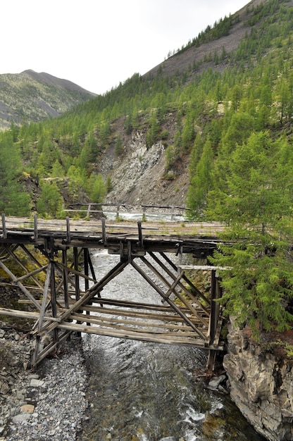 Le vieux pont dans les montagnes