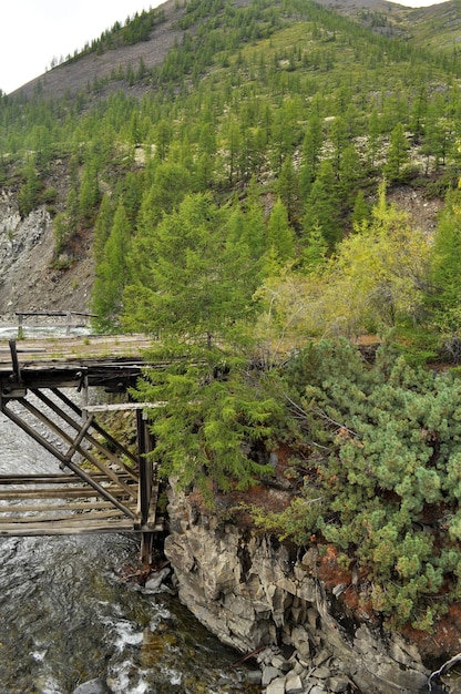 Le vieux pont dans les montagnes