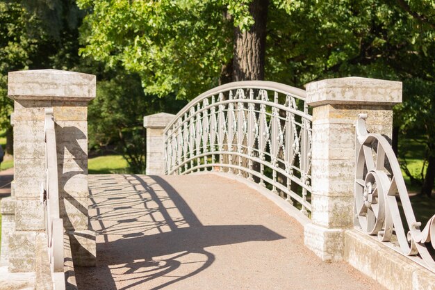 Vieux pont dans le parc