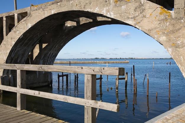 Vieux pont et jetée dans le port, l'île de Rügen, Allemagne