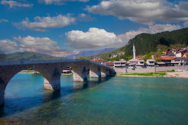 Le vieux pont de Konjic au-dessus de la rivière Neretva