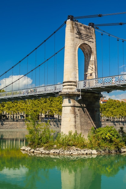 Vieux pont Passerelle du Collège sur le Rhône à Lyon, France. Jour d'été