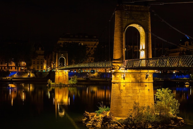 Vieux pont Passerelle du Collège sur le Rhône à Lyon, France la nuit