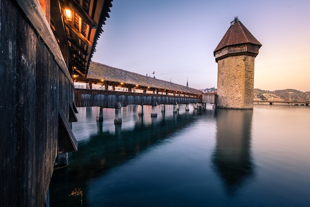 Photo vieux pont pendant le coucher du soleil à lucerne suisse