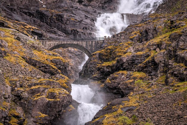 Vieux pont de pierre et cascade en Norvège mountais