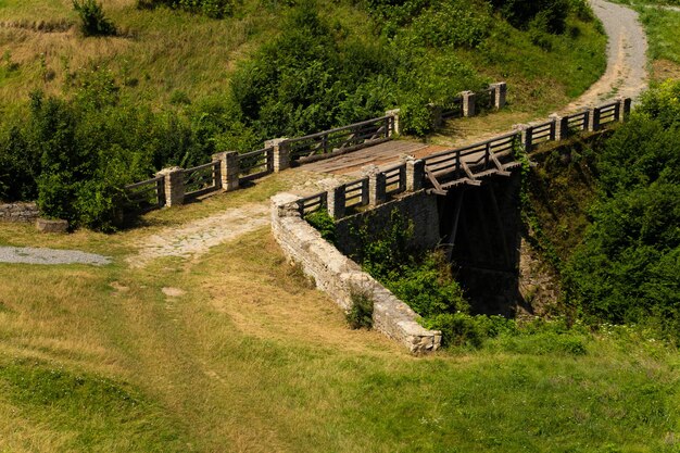 Vieux pont de pierre médiéval en été