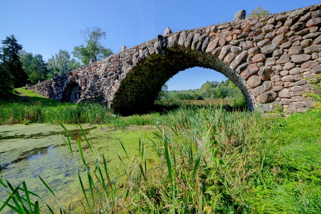 Photo vieux pont de pierre sur la rivière.