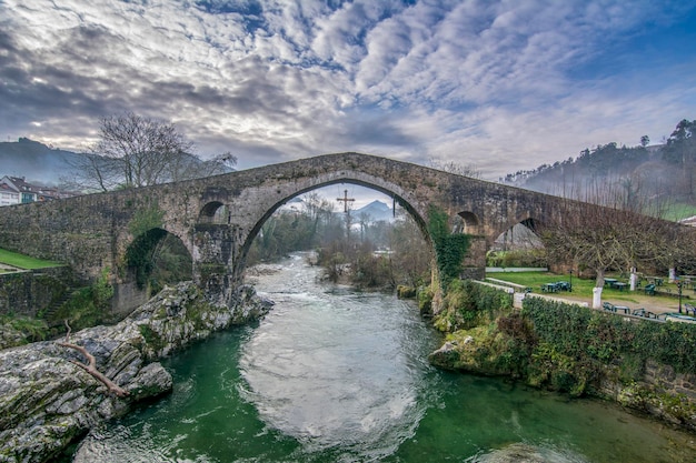 Vieux pont de pierre romain à Cangas de Onis Asturias Espagne