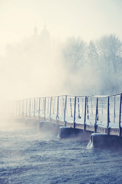 Vieux pont sur la rivière un matin glacial