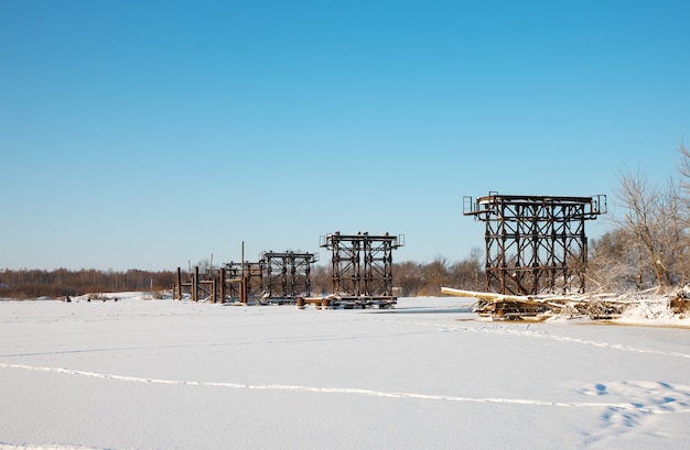 Vieux pont sur la rivière par une journée glaciale