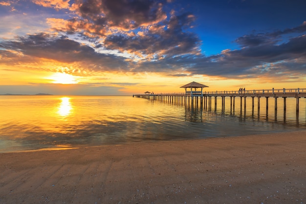 Vieux ponton en bois contre le magnifique ciel coucher de soleil à utiliser pour le fond naturel