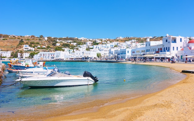 Vieux port et front de mer dans la ville de Chora sur l'île de Mykonos, Grèce