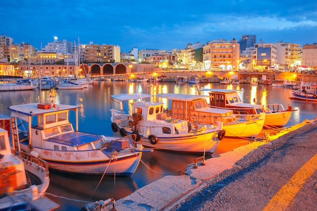 Vieux port de nuit d'Héraklion, Crète, Grèce