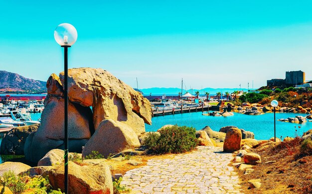 Vieux port sarde et marina avec des navires en mer Méditerranée dans la ville de Villasimius dans le sud de l'île de Sardaigne Italie en été. Paysage urbain avec yachts et bateaux