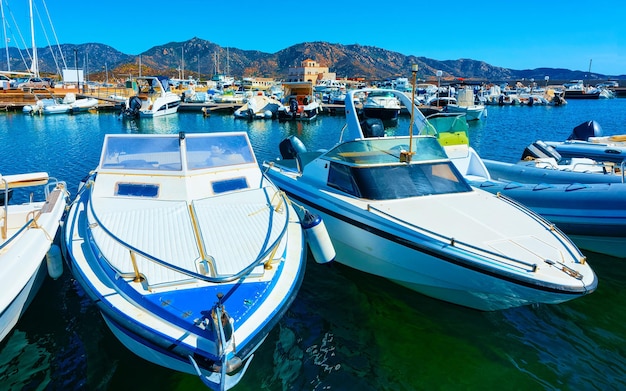 Vieux port sarde et marina avec des navires en mer Méditerranée dans la ville de Villasimius dans le sud de l'île de Sardaigne Italie en été. Paysage urbain avec yachts et bateaux