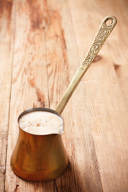 Vieux pot de café sur bois rustique