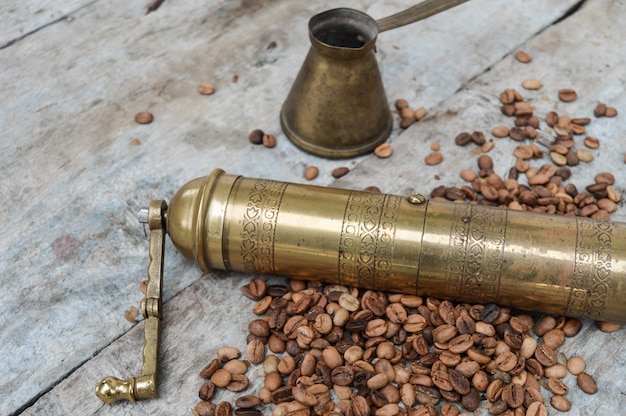 Vieux pot de café sur un fond en bois