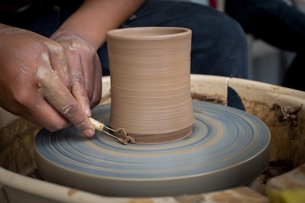 Vieux potier créant un nouveau pot en céramique