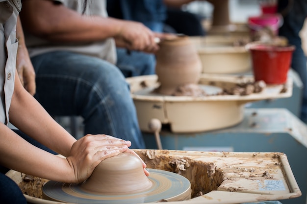 Vieux potier créant un nouveau pot en céramique