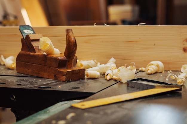 Vieux rabot et copeaux de bois