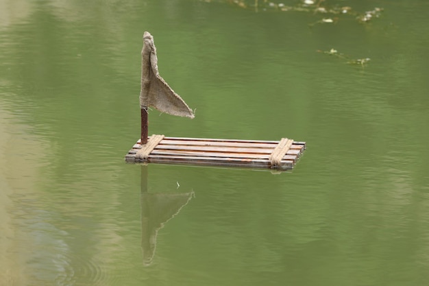 vieux radeau en bois flottant sur l'eau