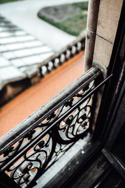 vieux rails de fenêtre forgé vintage avec rouille