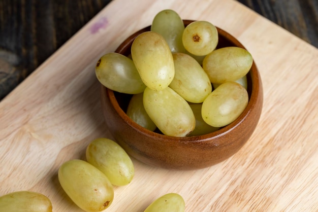 Vieux raisins sur la table prêt à manger