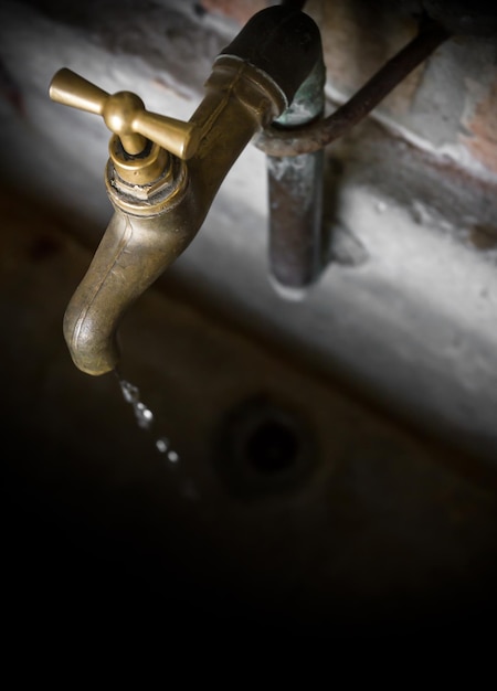 Vieux robinet d'eau en laiton vintage