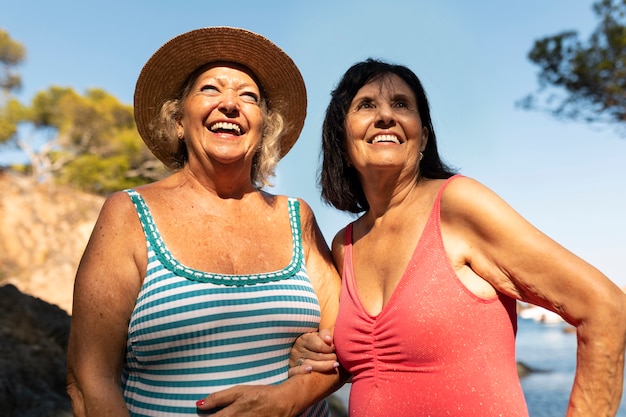 Les vieux s'amusent à la plage