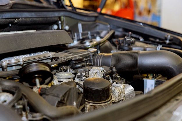 Vieux et sale moteur de voiture dans le garage.